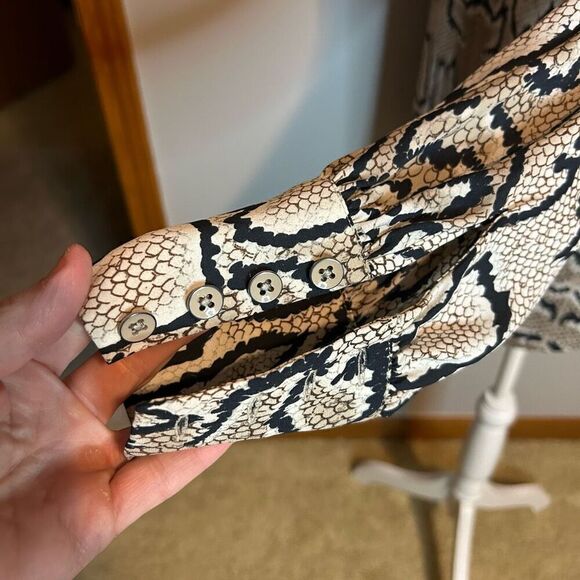 Cabi snakeskin animal print blouse size M - Picture 6 of 13